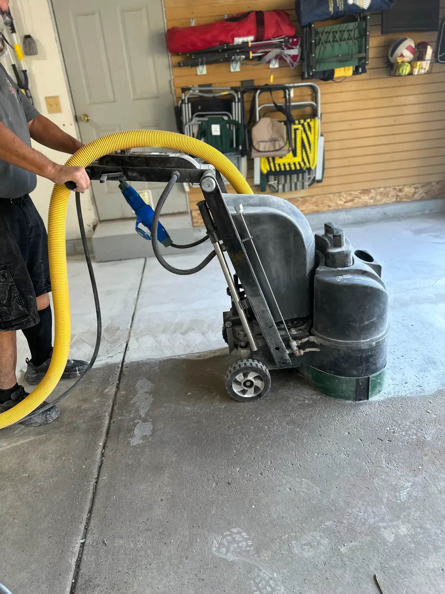 Finished concrete surface with a sealed appearance
